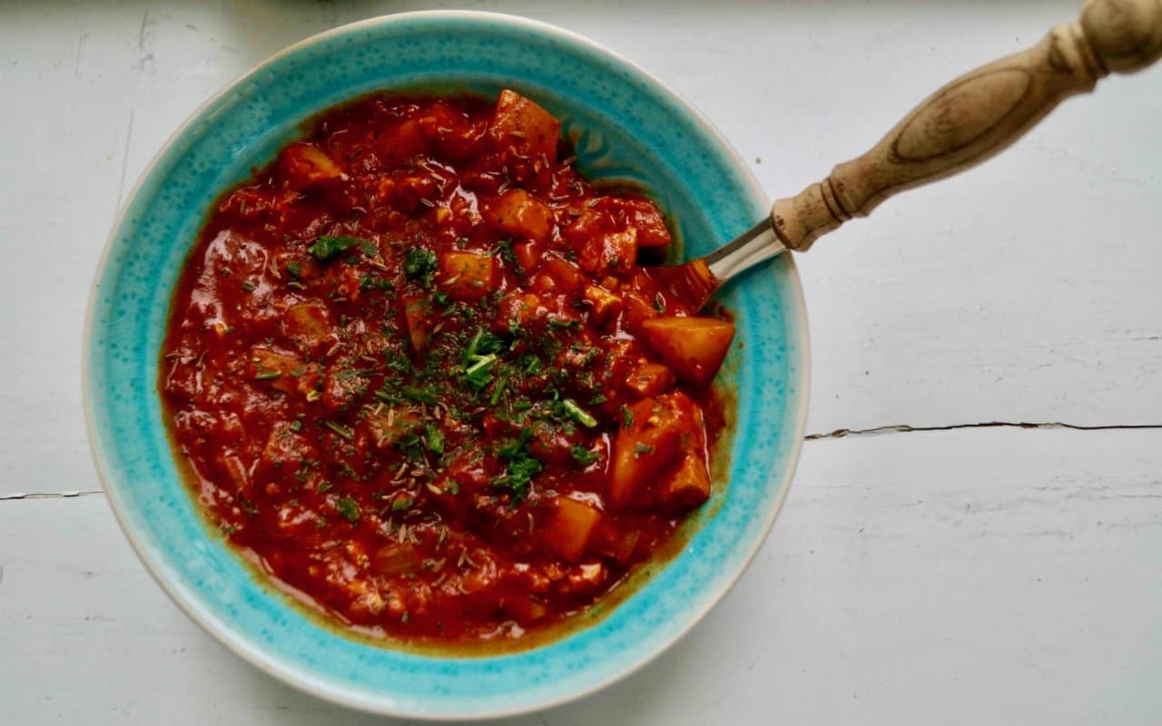 Veganes Räuchertofu-Gulasch in 35 Minuten - Rezept mit Bild - VeganBlatt